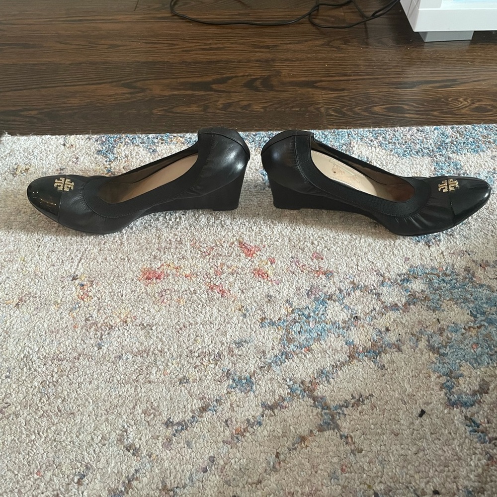Tory Burch Jolie Logo 65mm Wedge Pump - Picture 2 of 6